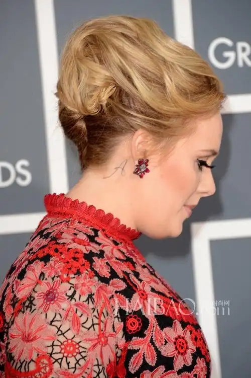 adele艾玛华美盘发 跟法国lady拼优雅