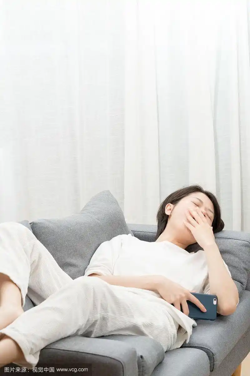 一个人睡在沙发上打哈欠