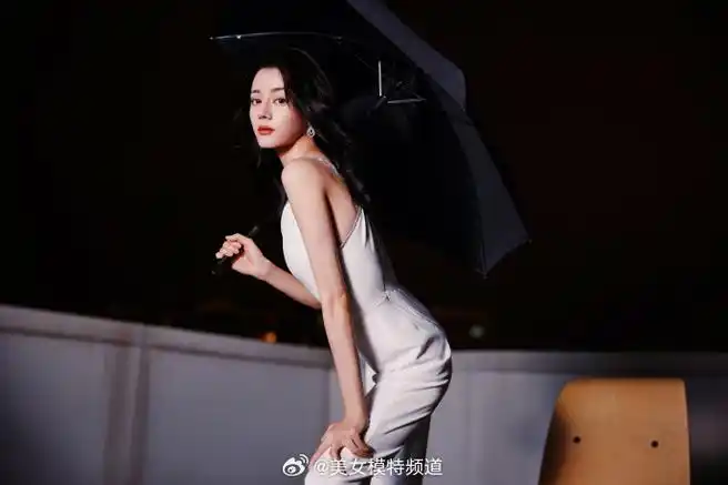迪丽热巴天台撑伞氛围感大片释出 眼神凝视霸气侧漏