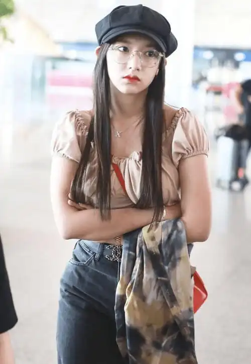 原创程潇抱胸出门还挺傲娇的上身很有奶胖感比例真挺好的