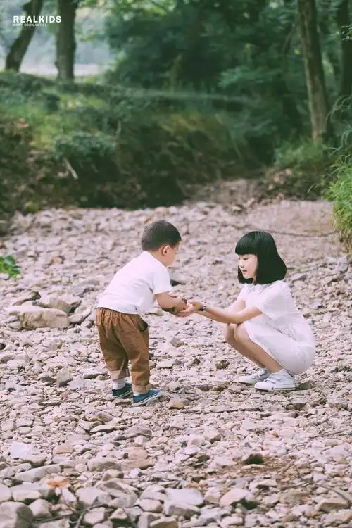 姐姐弟弟手牵手