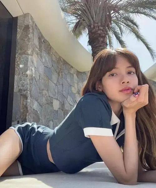 照片中展现出她的潇洒美,同时,lisa也散发出大胆而诱人的魅力