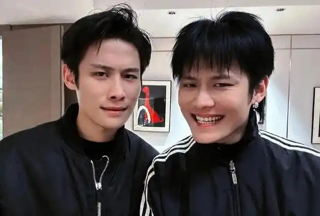 网红小杨哥花3000万开演唱会,明星靠网红给饭吃,网友:时代变了|张信哲