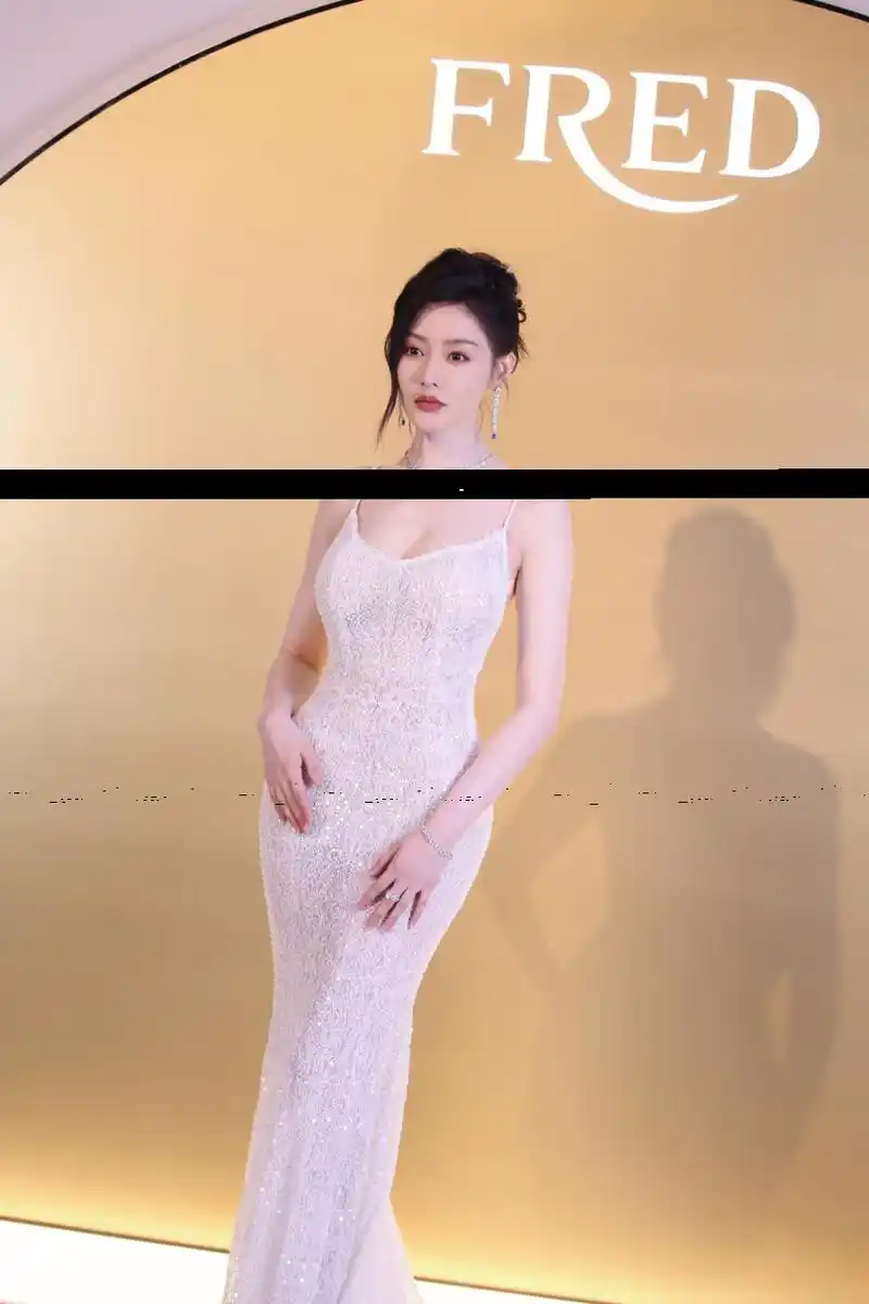 张天爱 一袭白色吊带长裙出席活动,优雅大气,笑容甜美可人!