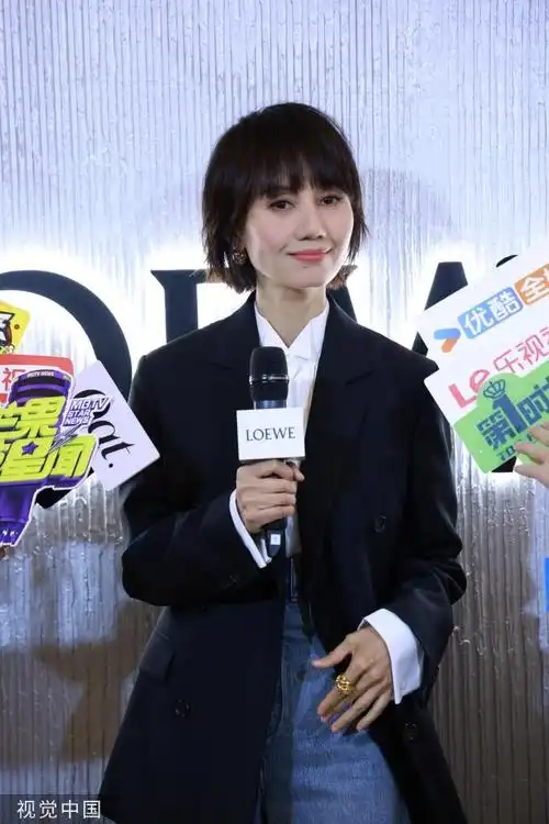 袁泉短发造型出席活动 黑色西装优雅干练 -zaker新闻