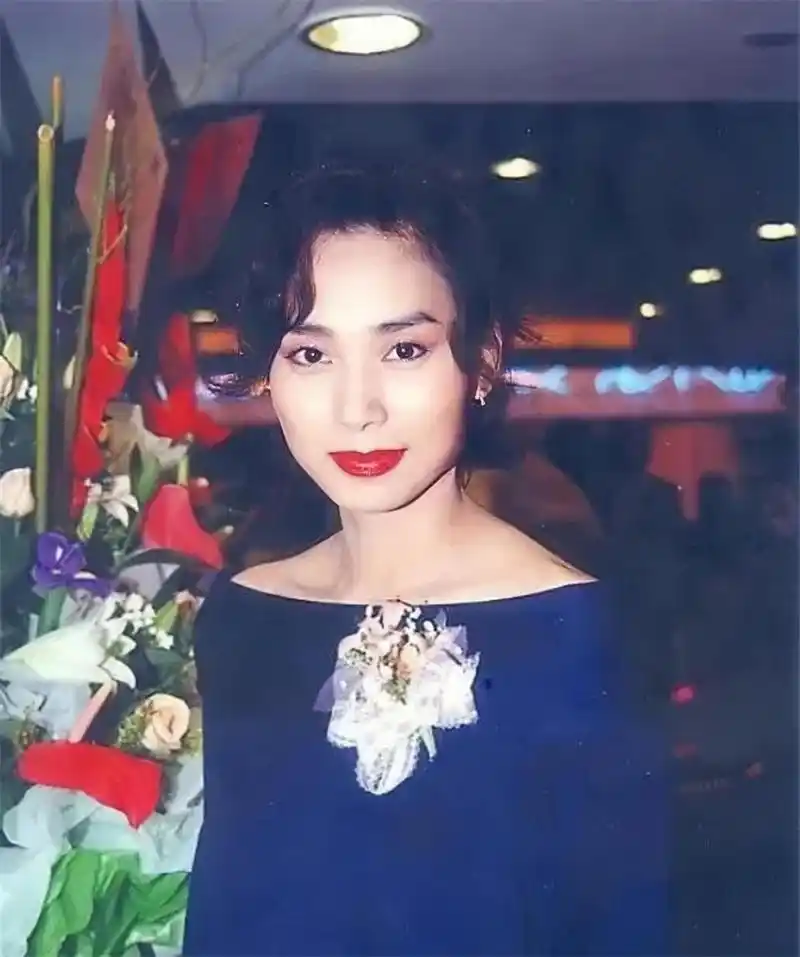 回顾邝美云:19岁当选港姐38岁拥有百亿身家,三拒豪门60岁仍未婚