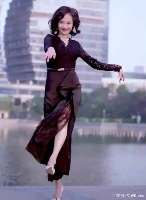 54岁"富婆"李颖不拍戏真放得开,穿蕾丝衫湖边跳舞,舞姿超女团