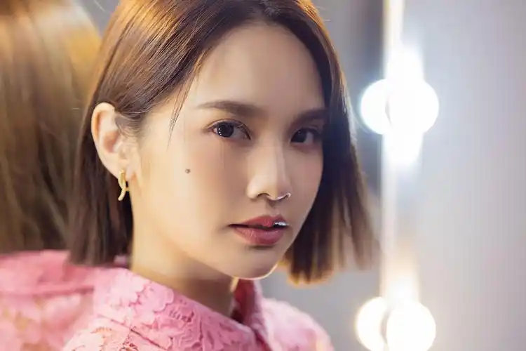 杨丞琳大湾区中秋晚会写真连换两套look精致有型