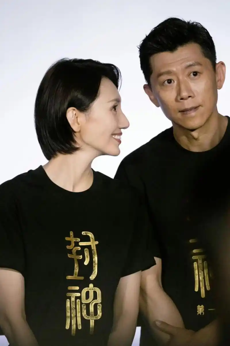 袁泉夏雨,娱乐圈模范夫妻,今年是结婚的第14年了,两人还都是低调有