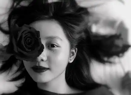 偶尔穿一件紧身上衣,侧脸看过去像极了妈妈孙莉.