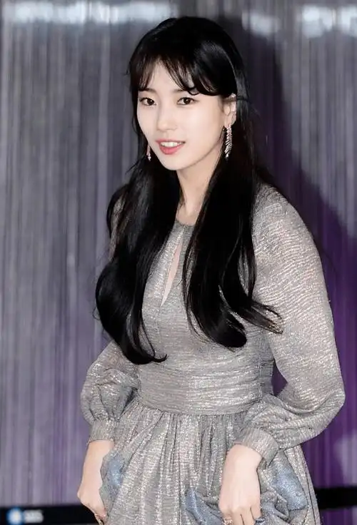 原创被裴秀智气质惊艳了一袭银灰色连衣裙配长发亮相造型优雅迷人