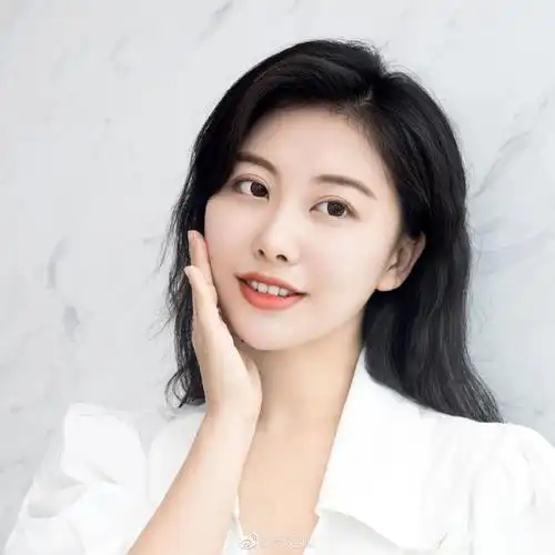 最近又过上了频繁外出拍摄的生活,每天早起上妆,高强度的工作一拍就是