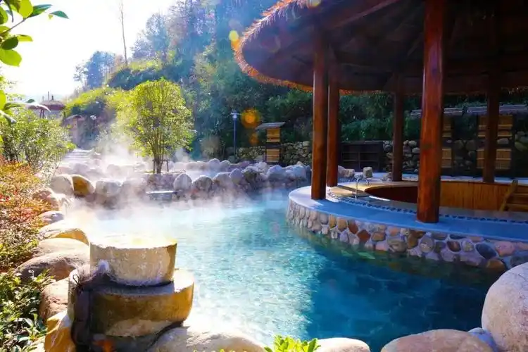 80个风格迥异的温泉汤池,任选一处与泉水亲密接触,扑面而来的氤氲将