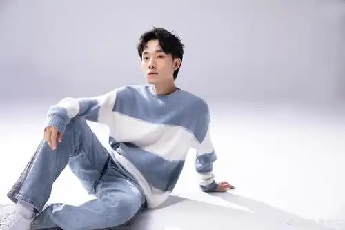 蒋敦豪的制服照还没出先来听他唱歌吧