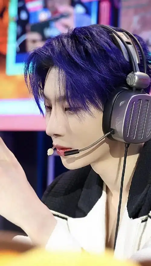 能不能发我点蓝发帅哥图…我好喜欢蓝发