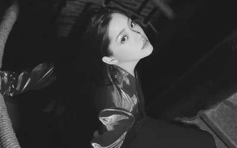 欧阳娜娜黑色系光影高清桌面壁纸