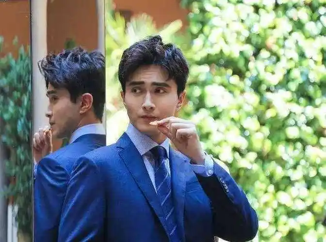 不但长得英俊,身材也很好,因为高伟光在出道前就是模特出身,曾一度