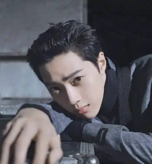 19岁台小鲜肉赖冠霖,街边抽烟吐痰,道歉后仍被粉丝说_偶像_公众人物