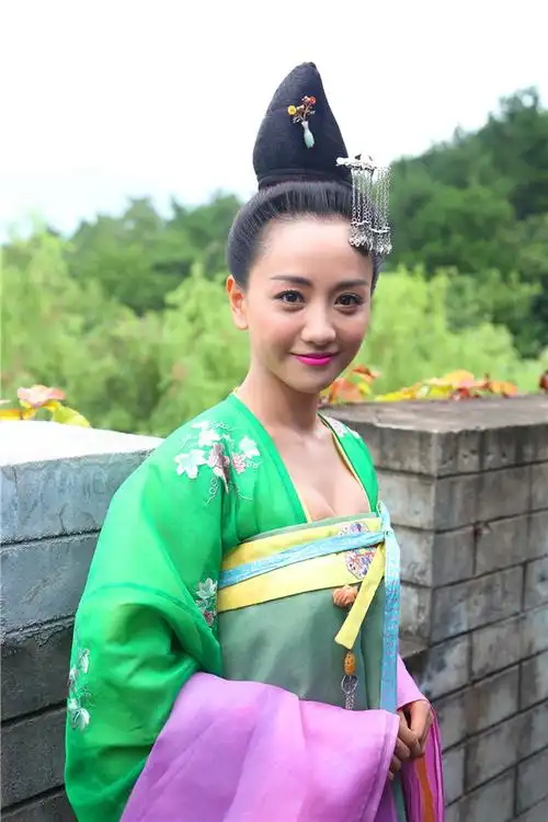 《美人制造》是一部周播剧,罗晋,袁姗姗,马苏,应采儿,潘粤明等多位