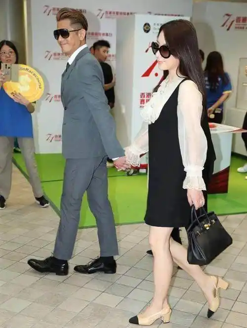 还有她的穿搭,有眼尖的网友发现了,其实方媛作为模特身高并不是很高