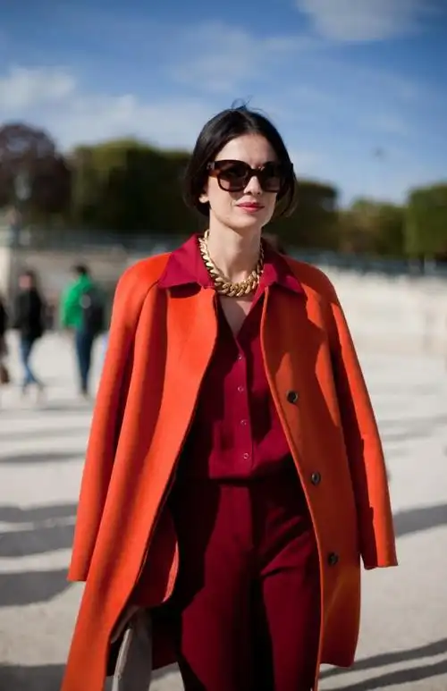 红色衣服搭配什么颜色裤子好看?