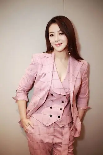 西装系列之陈紫函,粉色系堪称是减龄利器