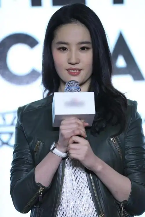 对此,刘亦菲坦言,刚出道时在一个摸索的阶段,现在不会排斥任何一种