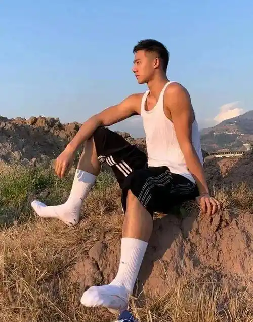 长相帅气气质阳刚的肌肉体育生穿白袜模样让人心动着迷