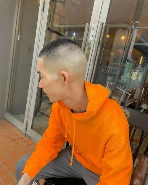 不同的发型适合不同的人,所以在选择发型时,要考虑自己的脸型,头发