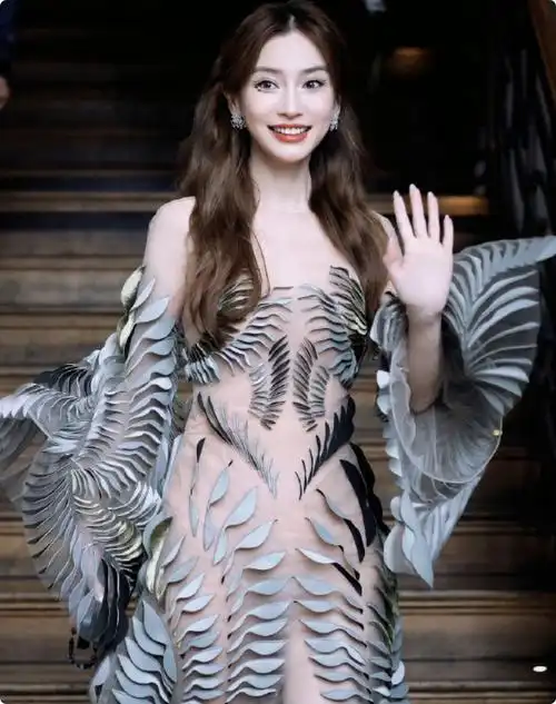 被巴黎时装周的杨颖惊艳了,好身材遮不住,但这生图差距也太大了