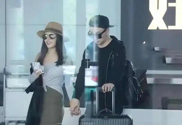 有种差距叫释小龙何洁分手,10多年后一个身价过亿,一个捉襟见肘