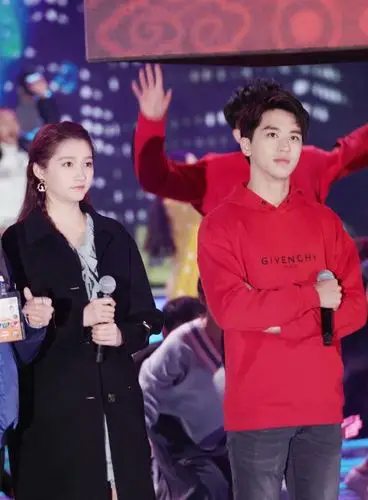 杨紫关晓彤同框网友同是童星杨紫的腿虐哭