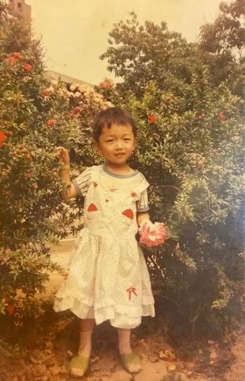 周冬雨出道十周年,晒自己小时候的照片,看起来像个男孩子