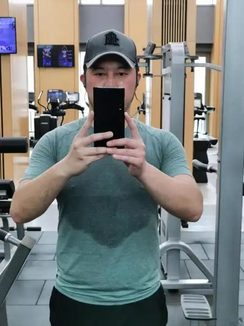 沙溢健身好拼满脸通红衣服湿一大片穿紧身衣仍能看到健硕身材