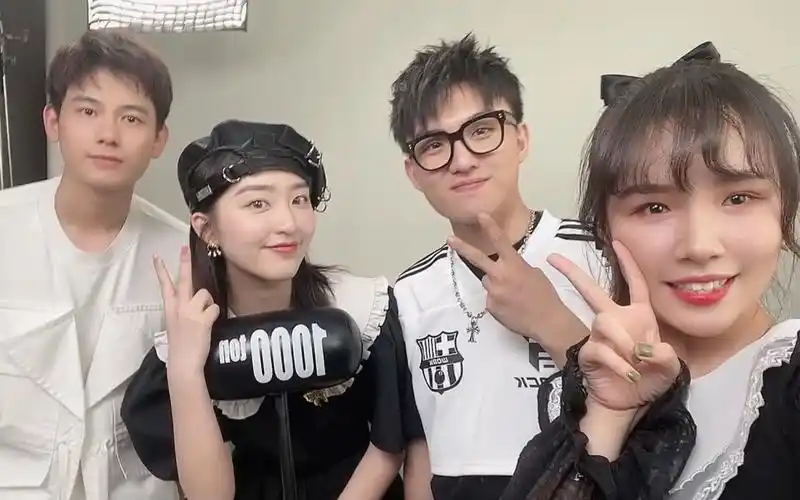 没看过顶楼!和胡先煦邓恩熙郑伟掰头!00后代沟真实存在!