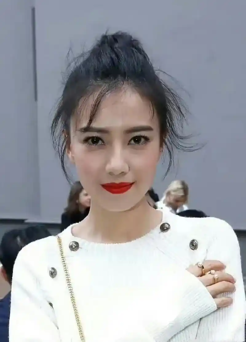 外媒放出的高圆圆生图,就除了发型比较凌乱,五官真是没得说,不要太美