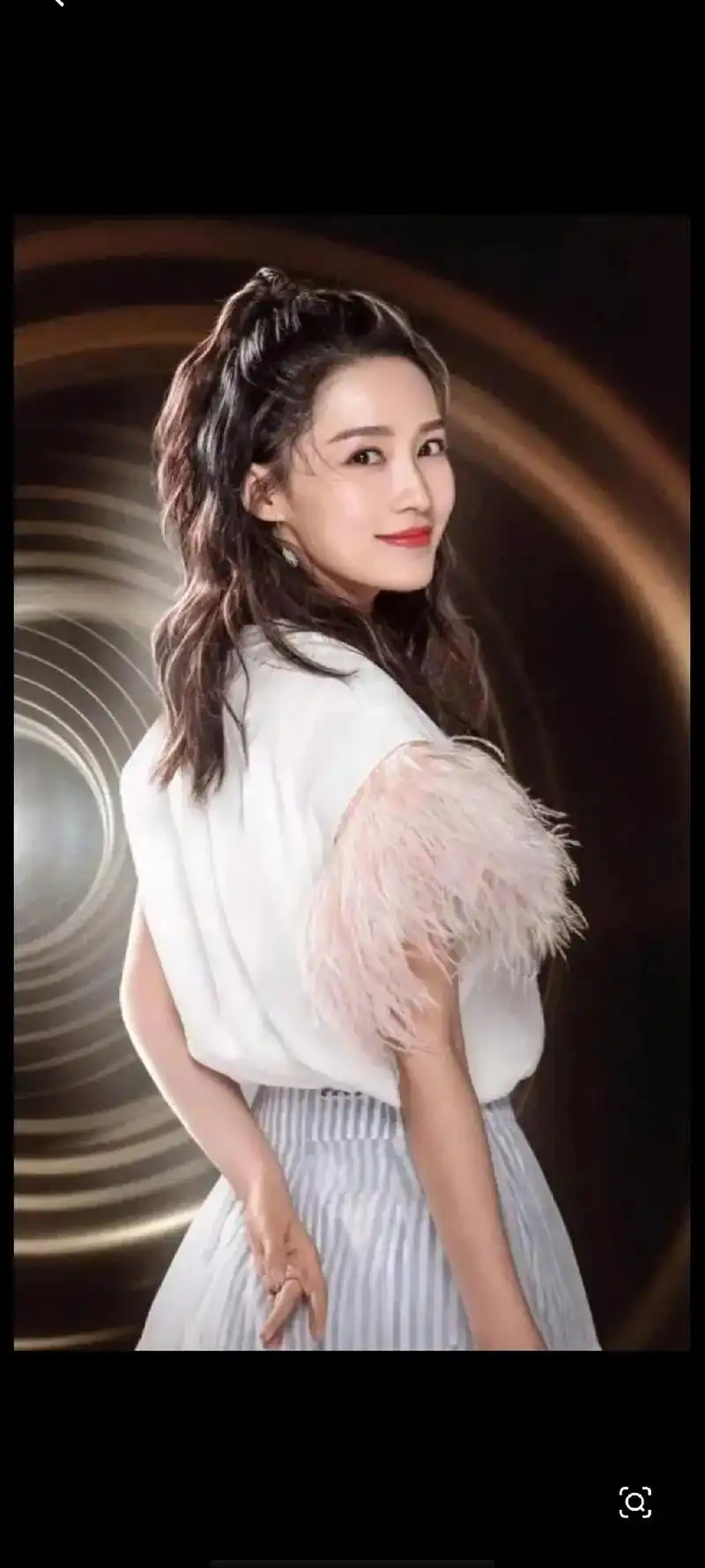 李沁生活照 李沁照片写真 公@ 李沁写真集 简介:李沁七夕甜 - 抖音