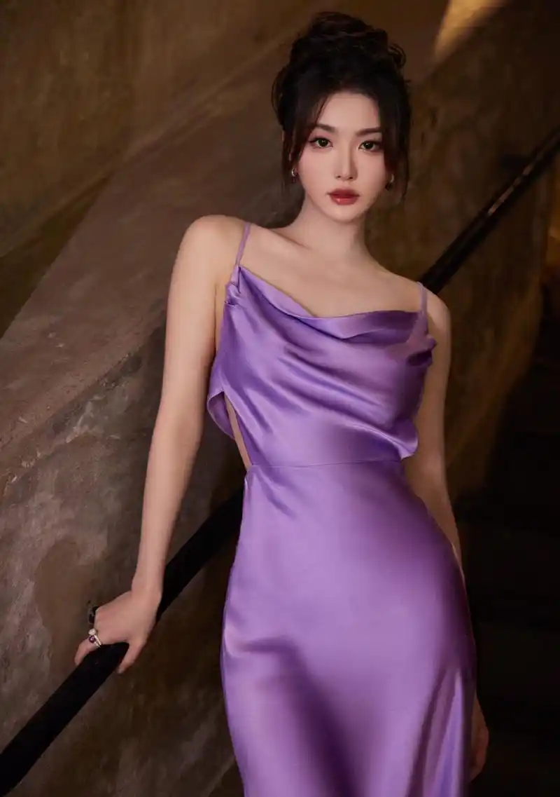 孔雪儿# 一袭紫色吊带露背裙,甜美清纯的容颜,白皙水嫩的肩颈线,性感