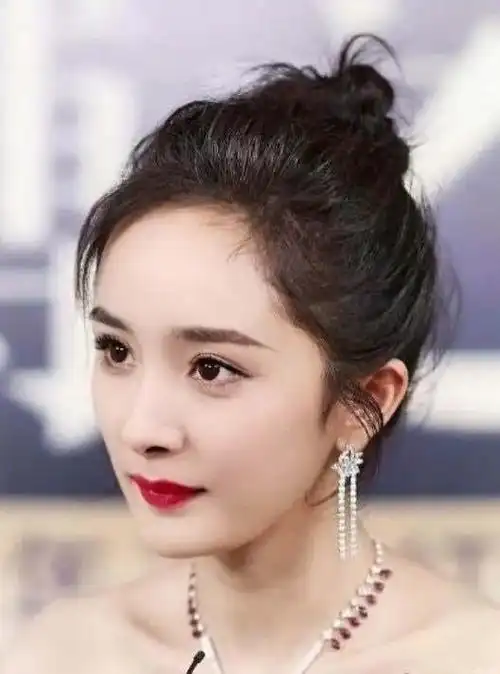 夏天必备丸子头发型,要会"一高一少三松"这3点,才减龄又清爽