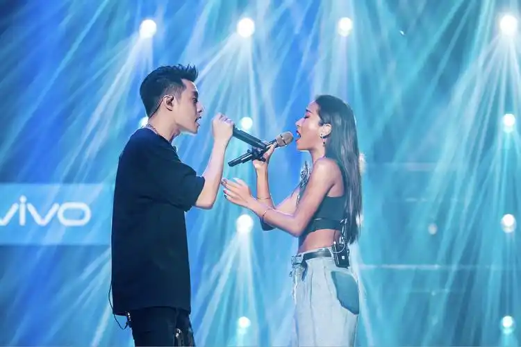 吉克隽逸助唱周汤豪设备故障险酿车祸现场