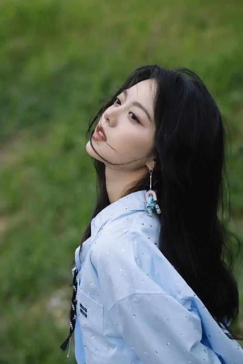 赵今麦的一组美照曝光,她披散长发辫小辫,身穿淡蓝色短款衬衫配 - 抖