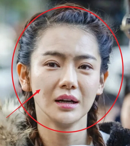 一组路人镜头下生图疯传戚薇真实颜值藏不住36岁素颜长这样