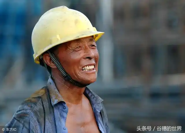 37度高温下农民工辛苦劳作,农民大哥说我们不怕累,害怕没活干