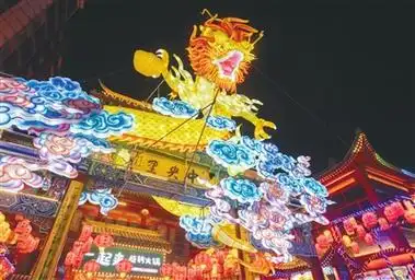 沈阳中街灯火辉煌中的喜庆与温馨