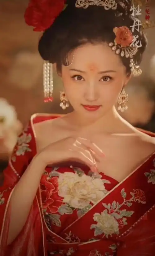 50岁杨钰莹身穿大红色古装惊艳如同盛唐美人获得网友盛赞