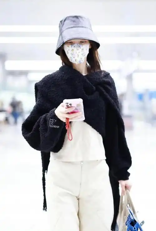 金晨机场私服秀毛衣披肩搭配纯白长裤黑白却不失时尚感