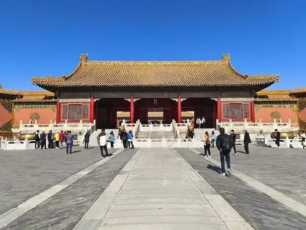 故宫是中国北京市中心的一座古建筑群,也是明清两代的皇家宫殿,是世界