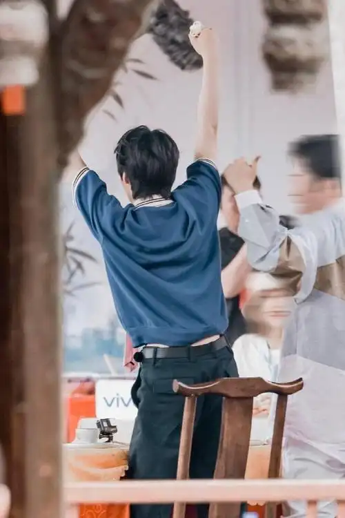 宋亚轩咬奶嘴路透流出,刘耀文稳定输出男友力!