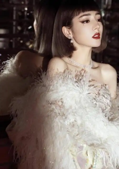 迪丽热巴的图片(迪丽热巴穿白色镂空裙秀曼妙身姿)