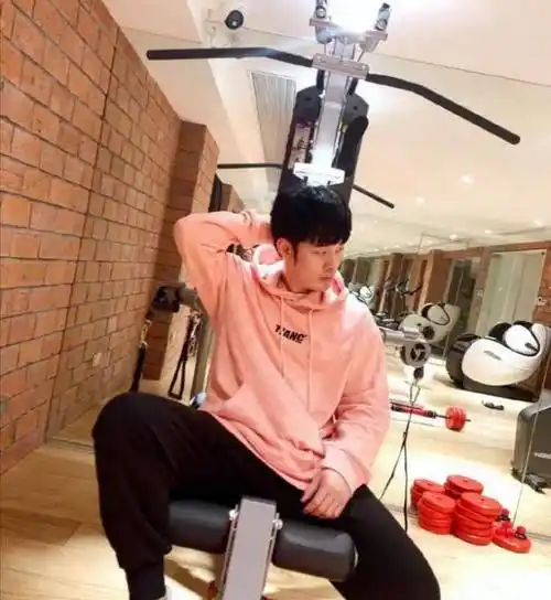 陈赫衣品大转变,肥宅身材也能穿出型男范,减龄又帅气_时尚_陈赫真